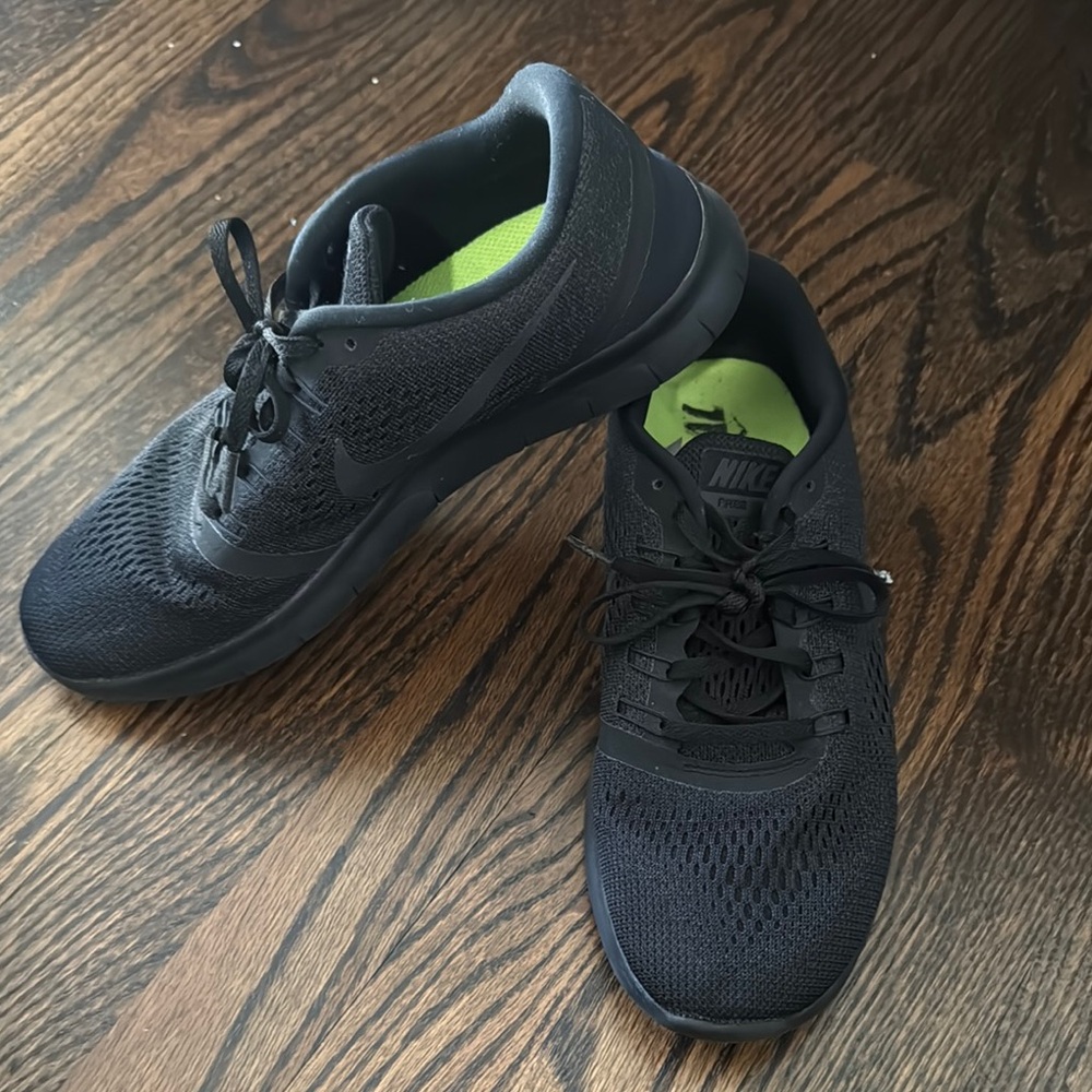 Nike Black Athletic Shoes with Breathable Mesh and Low-Top Design